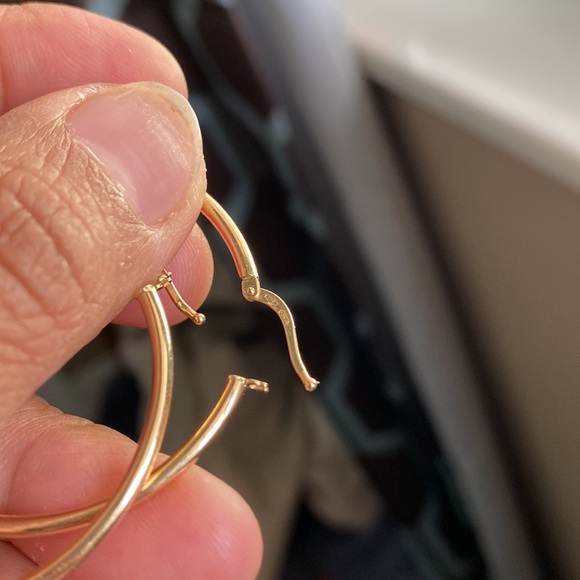 Hoop earrings 💯 real gold not filled not fake! 18karat Pawnable. Lightweight. - Picture 8 of 11
